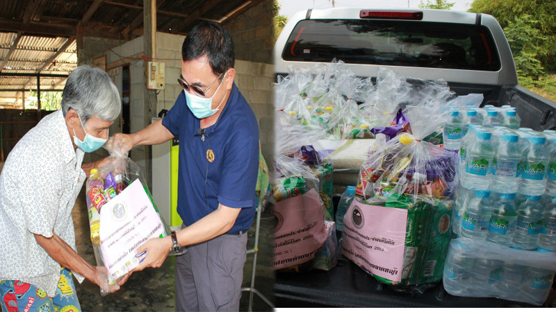 ผู้ว่าฯ กาญจนบุรี ร่วมมอบถุงยังชีพให้กับประชาชนที่ได้รับผลกระทบจากการแพร่ระบาดของเชื้อไวรัสโควิด-19