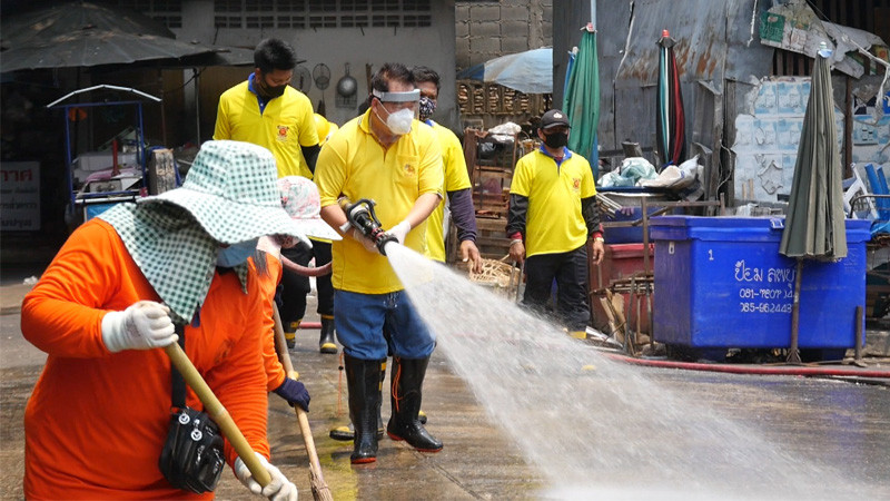 "เทศบาลเมืองลพบุรี" ระดมเจ้าหน้าที่ทำความสะอาดตลาด - พื้นที่จุดเสี่ยงรอบเมืองลพบุรี