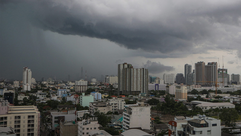 กรมอุตุฯ เตือน! พายุฤดูร้อนถล่ม "ไทยตอนบน" อากาศร้อนจัด ฝนฟ้าคะนอง ลมกระโชกแรง ควรหลีกเลี่ยงการอยู่ใต้ต้นไม้ใหญ่-สิ่งปลูกสร้างที่ไม่แข็งแรง