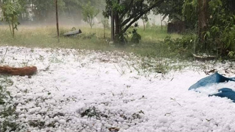 ชาวบ้านหนองบัวลำภูโดนแล้ว! ฤทธิ์พายุฤดูร้อน ลูกเห็บถล่มยับ บ้านพังเสียหาย