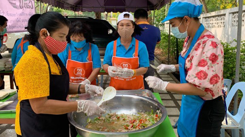 แจกทุกวันไม่มีเหนื่อย "แม่บ้าน มท.ลพบุรี" ปรุงอาหารให้ จนท.ด่านตรวจเขตเมืองลพบุรี ทำงานต่อสู้โควิด 19