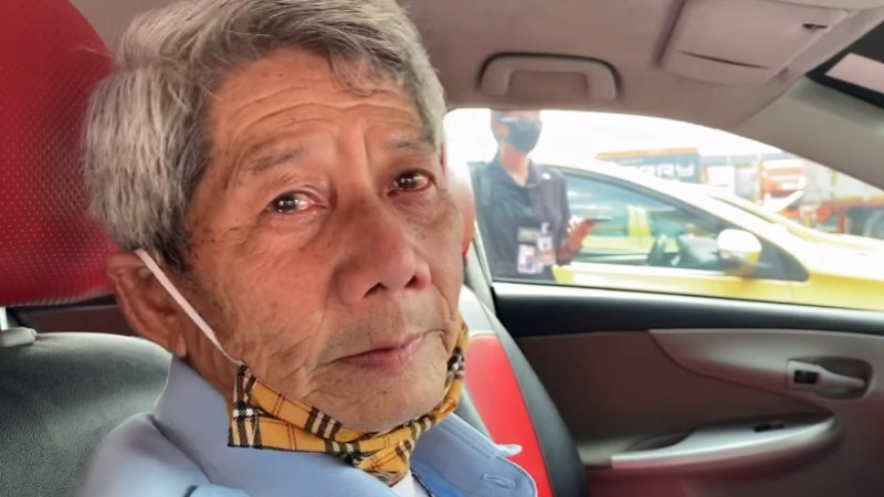 ไม่ถนัดแต่ต้องปรับตัว ลุงคนขับแท็กซี่ เล่าทั้งน้ำตา รับสภาพเป็นพนง.ส่งของ ในวัย 72 ปี เพื่อความอยู่รอด