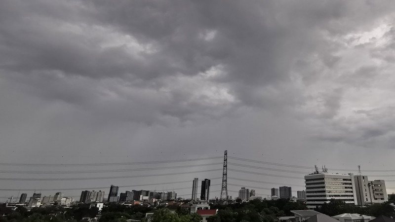 กรมอุตุฯ เตือน ! "ไทยตอนบน" ระวังฝนฟ้าคะนอง - ลมกระโชกแรง "กรุงเทพ" ตกหนักร้อยละ 20