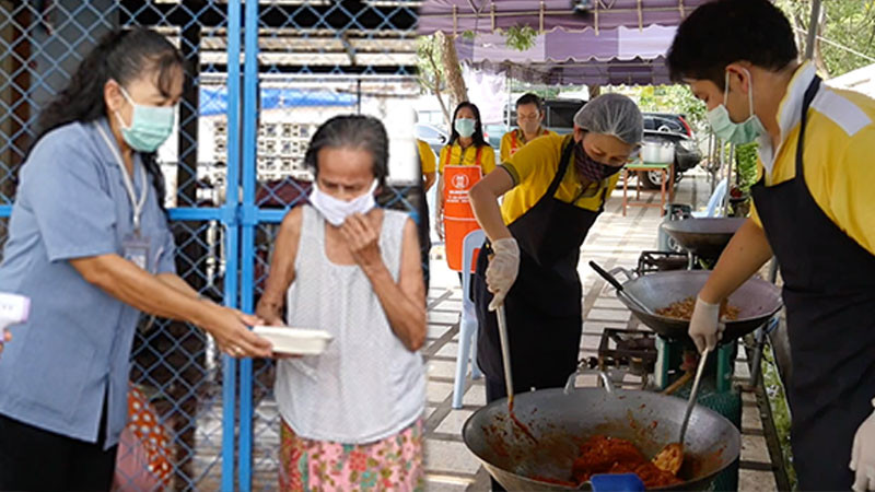 "แม่บ้านมหาดไทยจังหวัดลพบุรี" ตั้งโรงครัวทำอาหารแจกให้กับชาวบ้านในแต่ละชุมชน เกือบ 500 กล่อง/วัน