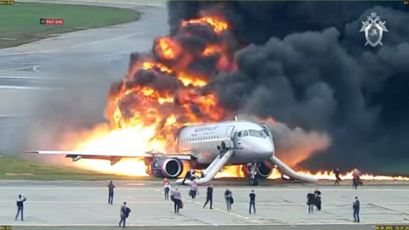 สุดระทึก ! ผู้โดยสาร "หนีตาย" เครื่องบินลงจอดฉุกเฉินหลังโดนฟ้าผ่าไฟไหม้รุนแรง !