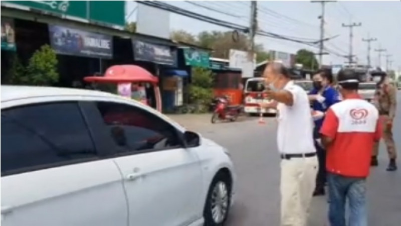 สภ.บ้านหมี่ ร่วมกับไอศกรีมวอลล์ และมูลนิธิสว่างอริโยธรรมสถานบ้านหมี่ นำไอศกรีมวอลล์ 500 แท่งแจกให้ปชช. บริเวณจุดคัดกรอง COVID-19