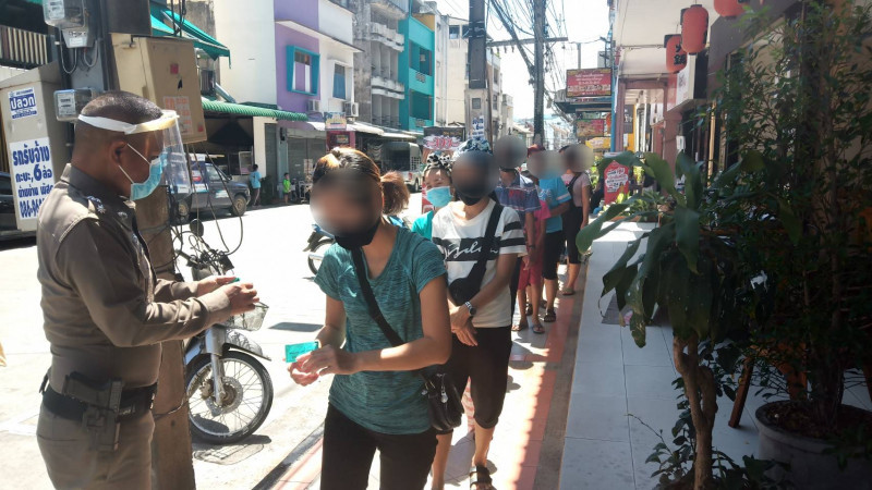 "ร้านคนไทยโต้รุ่ง" เมืองเบตง ทำข้าวกล่องแจก 300 กล่อง แก่ผู้ได้รับผลกระทบจากโควิด-19