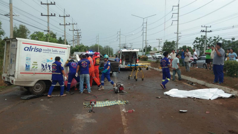 ฝนตกถนนลื่น กระบะพุ่งข้ามเลนชนรถขนส่งยาเวชภัณฑ์ ดับ 1 เจ็บอื้อ