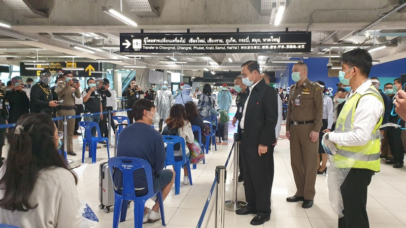 "บิ๊กตู่" ลุยสุวรรณภูมิรับคนไทยกลับจากออสเตรเลีย 207 คน ตรวจเยี่ยมจนท.ด่านคัดกรอง