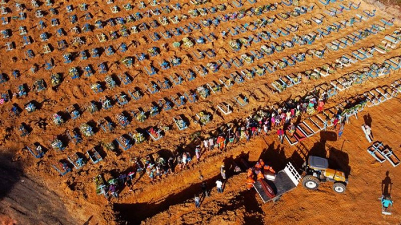 ศพเหยื่อ โควิด-19 ในบราซิล เรียงรายรอฝังเต็มสุสาน มากกว่า 1,000 หลุม 