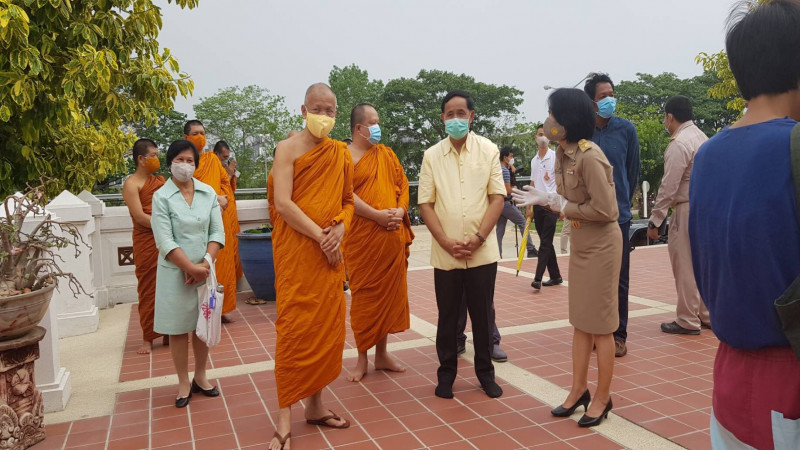 เลขานุการสมเด็จพระสังฆราช ประธานในพิธี มอบเครื่องอุปโภคบริโภคและอุปกรณ์ป้องกันทางสาธารณสุข แก่ประชาชนที่ได้รับผลกระทบจาก โควิด-19