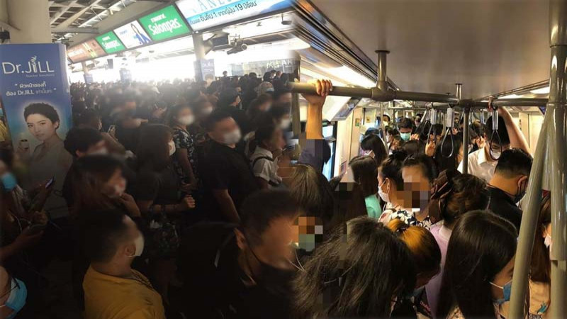 "ผู้โดยสารบนรถไฟฟ้า"  ยืนเบียดแน่นทุกพื้นที่ ไม่เหลือให้เว้นระยะห่าง หวั่นแพร่ระบาดโควิด-19 !