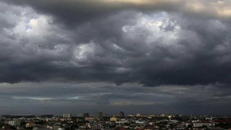 พรุ่งนี้เตรียมตัว! กรมอุตุฯ เตือนฝนถล่ม 56 จังหวัด กรุงเทพฯก็ไม่รอด 