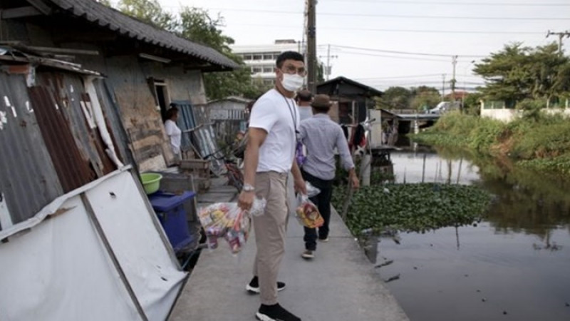 หนุ่ม กะลา นำทุนส่วนตัว ซื้อข้าวสารเเจกบ้านตกสำรวจ 