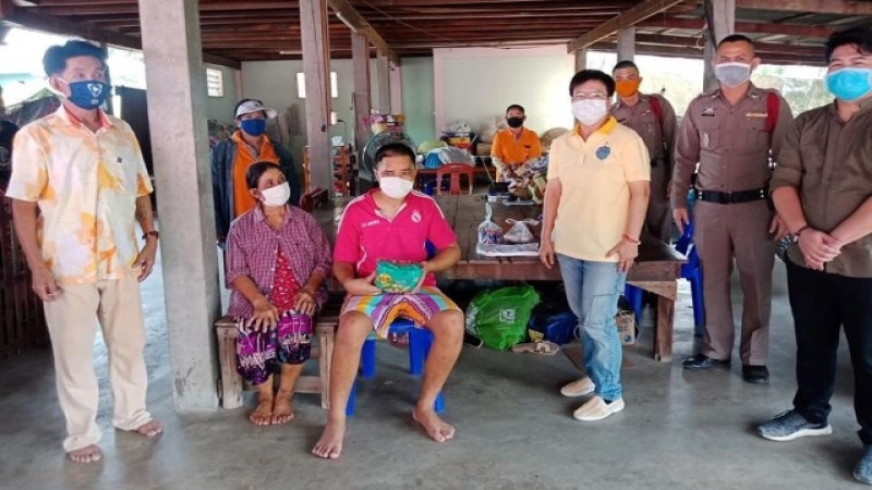 ส.ส.ภูมิใจไทยเขต 2 ลพบุรี ลุยเยี่ยม-มอบถุงยังชีพ ผู้ป่วยติดเตียง เจอพิษโควิด-19 เขตเมืองลพบุรี