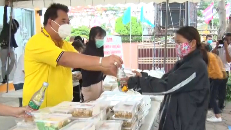"นายกเทศมนตรีเมืองลพบุรี" ใช้เงินส่วนตัวจัดทำข้าวกล่องแจกฟรี แก่ผู้ได้รับผลกระทบโควิด-19