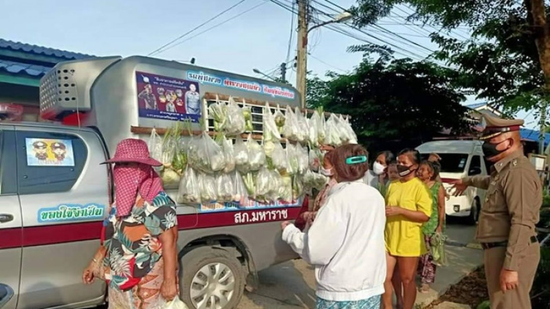 เป็นทุกอย่างให้เธอแล้ว ! รถพุ่มพวงตำรวจ ตระเวนแจกของแก่ประชาชน