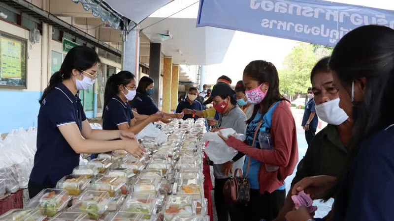 เทศบาลนครหาดใหญ่ แจกอาหารกล่องปรุงสำเร็จ แก่คนเร่ร่อน คนตกงาน ผู้มีฐานะยากจน