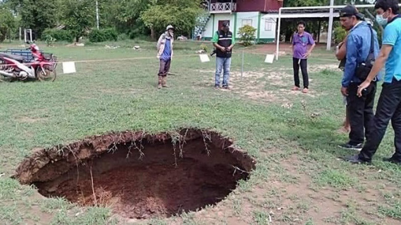 เกิดเหตุแผ่นดินยุบตัว กลางสนามฟุตบอล รร.บ้านโนน สกลนคร