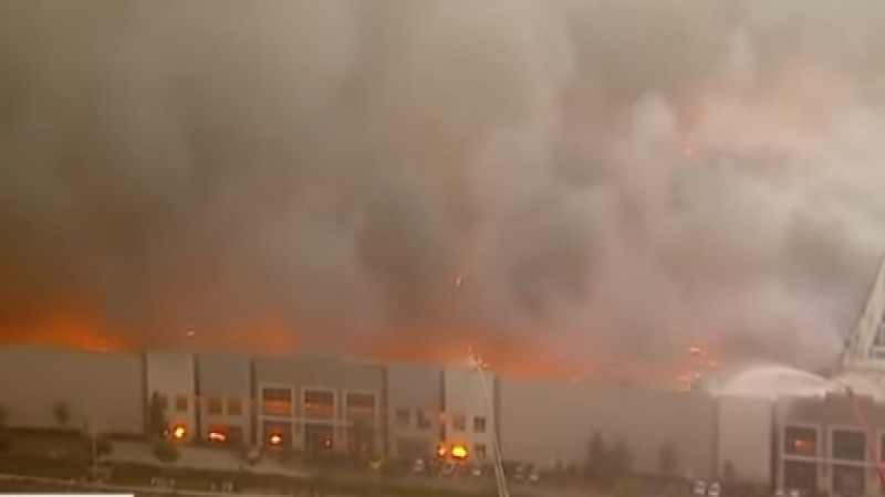 ไฟไหม้ "โกดังสินค้าแอมะซอน" ในแคลิฟอร์เนีย เพลิงลุกโหมไปกว่า 5 หมื่นตร.ม.