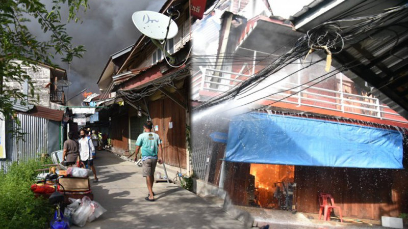 ไฟไหม้ "ชุมชนบ้านไม้เก่าแก่" ภายในตลาดบ้านแพน วอดกว่า 20 หลังคาเรือน