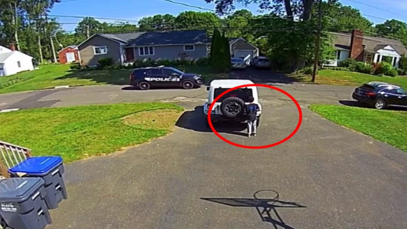 "เด็กผิวสี" วัย 10 ขวบ เล่นอยู่หน้าบ้าน จู่ๆเห็นรถตำรวจขับผ่าน รีบวิ่งหาที่แอบทันที !
