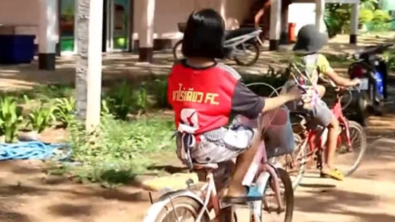 ชื่นชม ! เด็กหญิงอายุ 12 ปี สุดขยัน! ปั่นจักรยานเร่ขายน้ำพริก หาเงินซื้อชุดนักเรียน