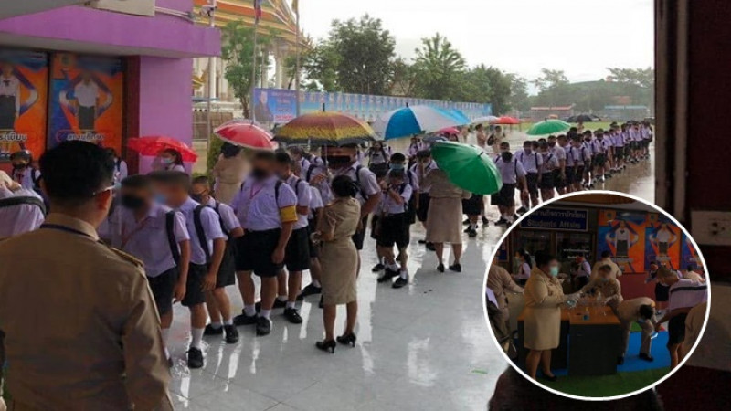 ดราม่ากระหึ่ม ภาพโรงเรียนย่านปทุมธานี ปล่อยเด็กเข้าแถวตากฝนรอตรวจคัดกรอง