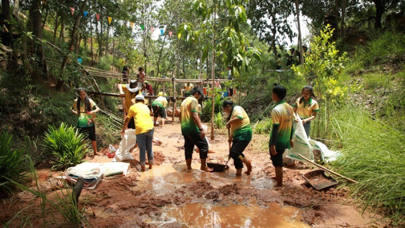 พลังเด็กโคราช ช่วยกันสร้างฝายชะลอน้ำ  พลิกฟื้นคืนชีวิตให้ผืนป่า