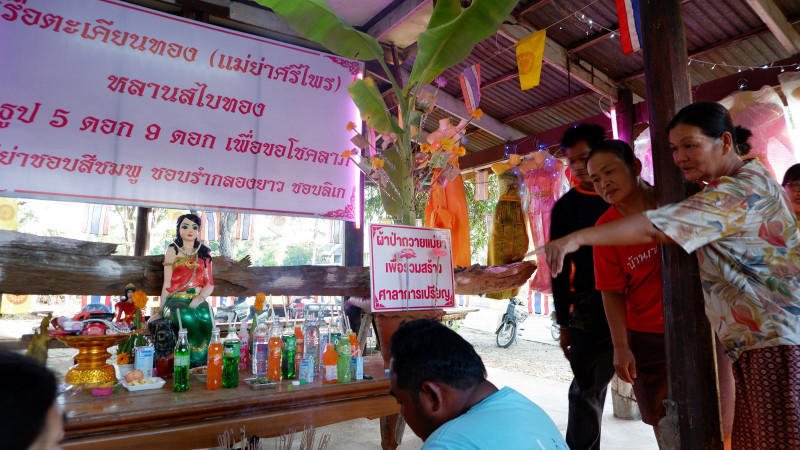 โค้งสุดท้าย ! แห่ขอโชคเรือตะเคียนทอง "แม่ย่าศรีไพร - หลานสไบทอง" โผล่เลขเด็ด 2-3 ตัวเน้นๆ