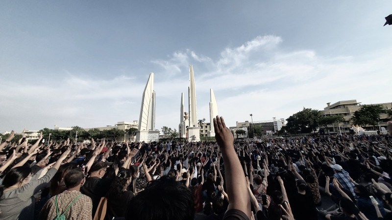 คุมเข้มม็อบอนุสาวรีย์ประชาธิปไตย ตำรวจอ่านกฎหมาย แจ้งสถานการณ์โควิดขอให้เว้นระยะห่าง