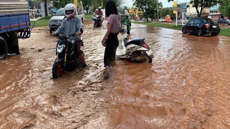 ปากช่องอ่วม หลังเจอฝนถล่มหนัก น้ำป่าทะลักท่วมถนนหลายสาย เพิ่มระดับขึ้นเรื่อยๆ