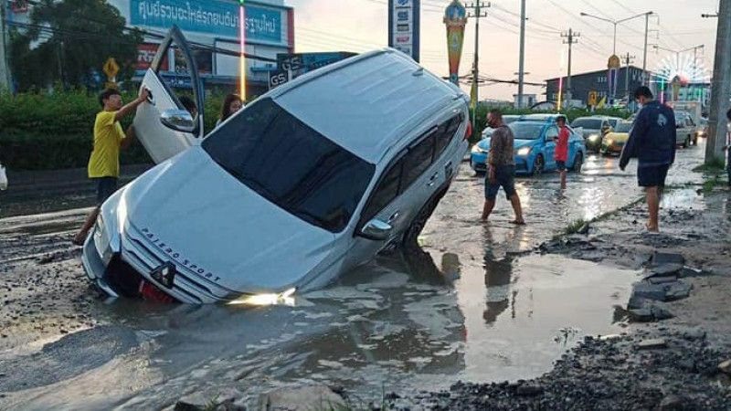 ปาเจโร่ป้ายแดง ตกหลุมถนนทรุดปทุมฯ-สามโคก ด้านโซเชียลฯเชื่อฟาดเคราะห์ แห่ขอเลขทะเบียนคึก