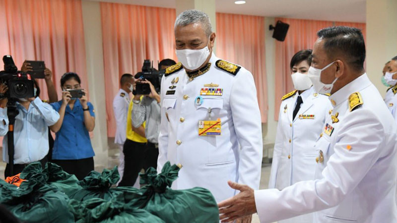 "องคมนตรี" มอบสิ่งของพระราชทานผู้ประสบเหตุอัคคีภัยพื้นที่เขตธนบุรี จำนวน 13 หลังคาเรือน