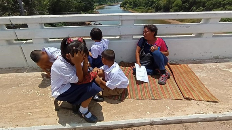 ช่วยเหลือยายพาหลานๆ นั่งกองบนสะพานแม่น้ำชี เครียดพลาดค้ำประกันให้คนรู้จัก