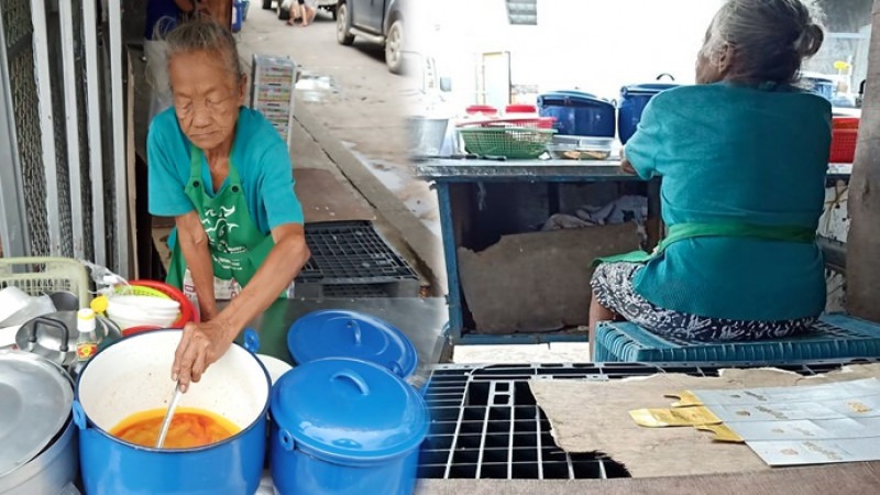 วอนช่วยอุดหนุนยายสู้ชีวิต 70 ปีแล้ว ยังเข็นรถขายขนมจีน ข้าวมัน ส้มตำปลาย่าง หาเงินเลี้ยงชีพ