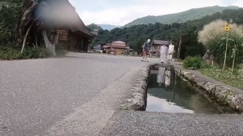 ว้าวอย่างแรง "ภาพท่อน้ำข้างถนน" ที่ญี่ปุ่น ใสกิ๊งมีปลานึกว่าอยู่ใต้ทะเล 