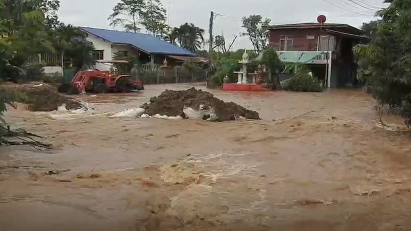 ศรีสำโรงอ่วม ! "น้ำยม" ไหลทะลักเข้าท่วมบ้านเรือนประชาชน โรงเรียนต้องสั่งหยุดเรียน