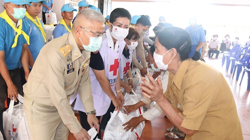 ผู้ว่าฯ-เหล่ากาชาดพะเยา มอบถุงยังชีพช่วยชาวบ้าน ประสบอุทกภัย ในพื้นที่ อ.เชียงม่วน