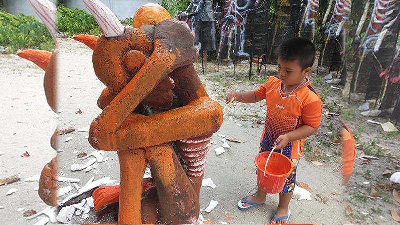 ช่างเมืองคอนเร่งสร้าง "หุ่นเปรต" เดือนสิบ ประจำปี 2563 สุดทึ่ง! หนูน้อยวัย 5 ขวบ ร่วมทำอย่างตั้งใจ