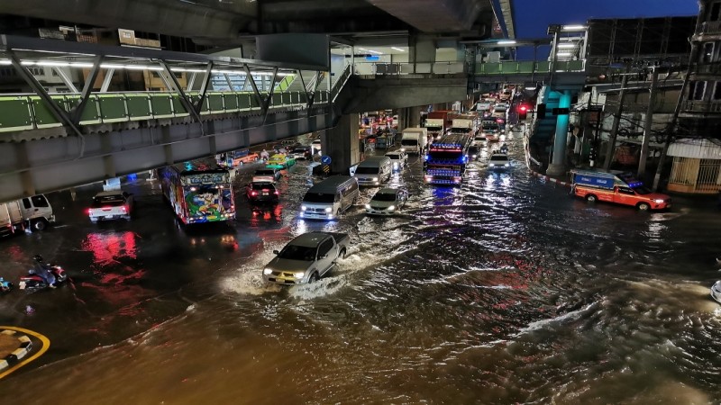 กรมอุตุฯ เตือนฝนถล่มหนัก 46 จังหวัด เสี่ยงท่วมฉับพลัน กรุงเทพฯหนักสุด