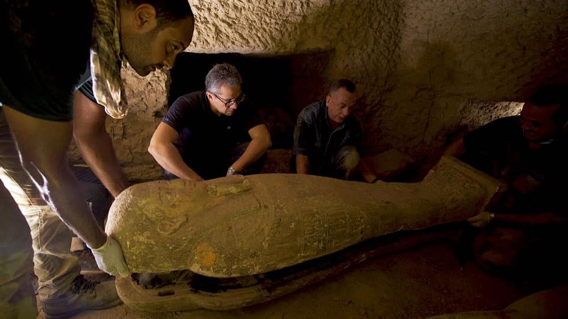 "นักโบราณคดี "ขุดพบ 13 โลงศพไม้โบราณ อายุกว่า 2,500 ปี ถูกฝังกลางทะเลทราย !