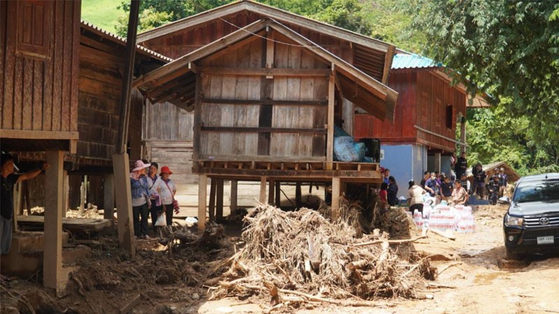 "ปภ.เชียงราย" ระดมกำลัง เร่งฟื้นฟูสภาพพื้นหมู่บ้านเป็นวันที่ 3 หลังถูกน้ำป่าซัดเสียหาย