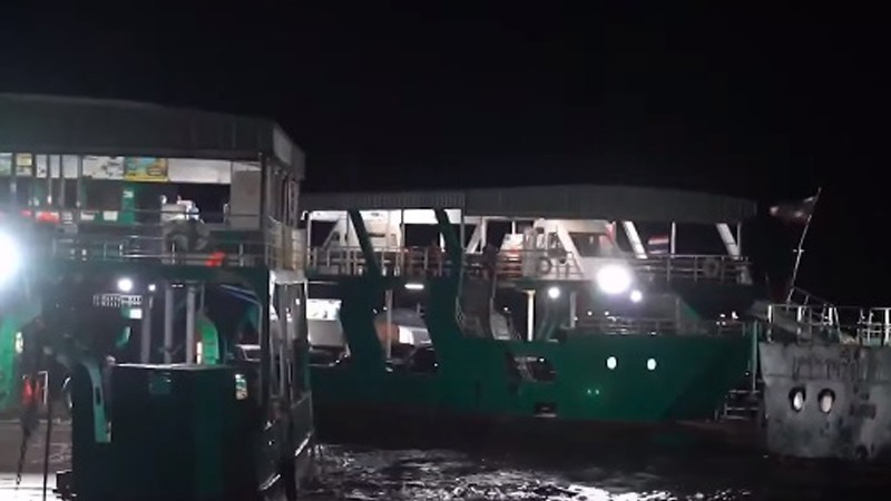 "เรือเฟอร์รี่" ถูกคลื่นซัดเกยตื้น ที่ท่าเรือแหลมงอบ จนท.ใช้เวลากว่า 4 ชั่วโมง ช่วยลูกเรือ 90 คน ขึ้นฝั่งได้