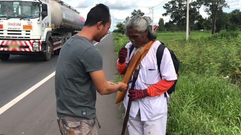 เพราะแรงศรัทธา นักปฏิบัติธรรมเดินเท้ากว่า 1,000 กม. มุ่งเข้าสักการะหลวงปู่สรวง ศรีสะเกษ