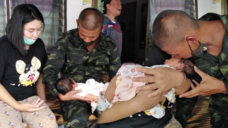 ทหารใหม่ซาบซึ้ง ได้กลับไปเยี่ยมภรรยาเพิ่งคลอด กอดลูกน้อยน้ำตาคลอ