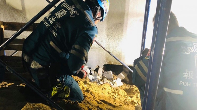 กู้ภัยวิ่งวุ่นช่วยชีวิตลูกสุนัข 6 ตัว ติดใต้อาคารก่อสร้าง