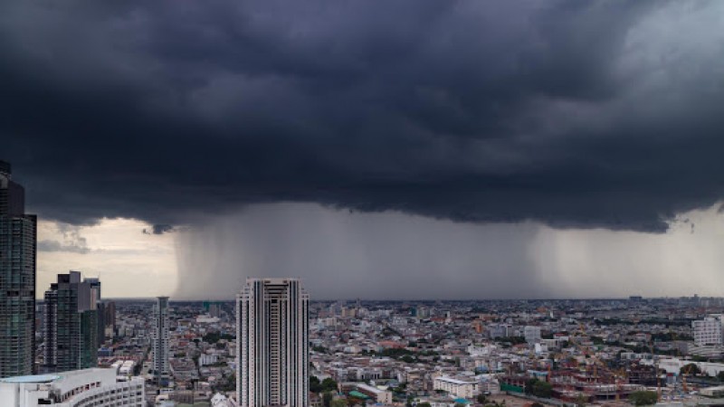 อุตุฯ เตือน ! ฝนถล่ม "45จังหวัด"  เสี่ยงท่วมฉับพลัน-น้ำป่าหลาก "กทม." ไม่รอด ! ตกหนักร้อยละ60