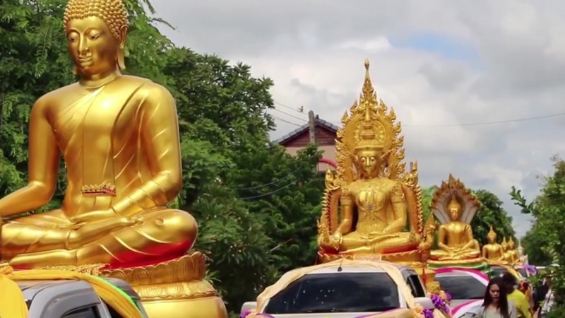 2 พี่น้องโคราชถูกรางวัลใหญ่ จัดทำบุญร่วมชาวบ้าน แห่พระประทาน 10 องค์ถวายวัด คนร่วมบุญแห่จดเลขเด็ด