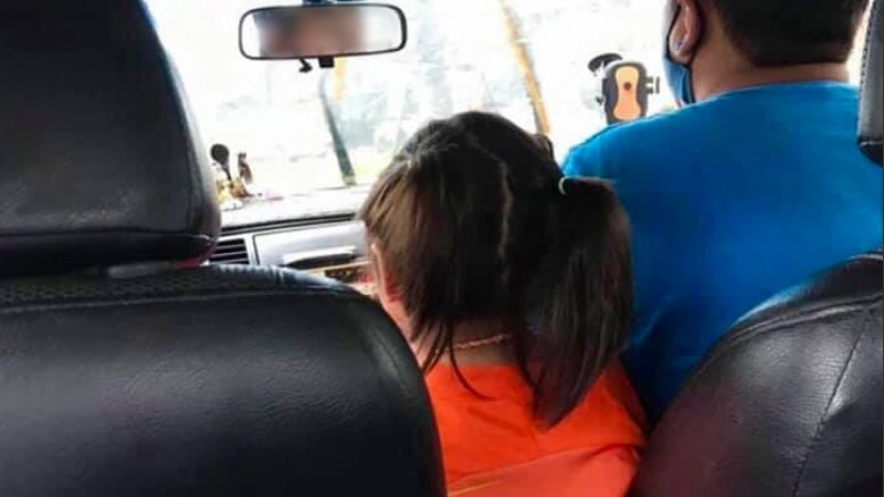 พ่อเลี้ยงเดี่ยวฮึดสู้เพื่อลูก กระเตงพาลูกสาวพิการ พาขับแท็กซี่รับผดส. หาเงินค่ารักษา